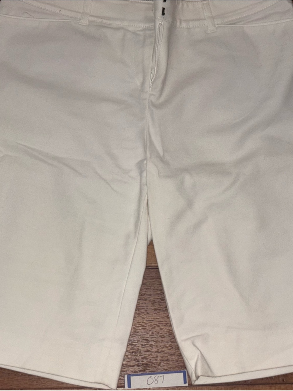 White House Black Market white city shorts size 6 - stretch Bermuda casual